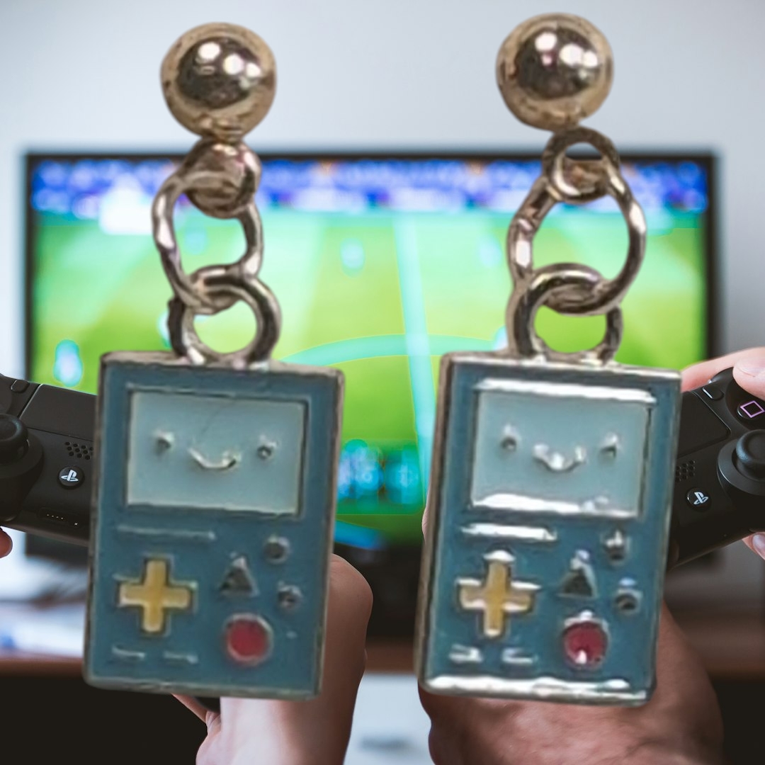 Stud gameboy earrings (1)